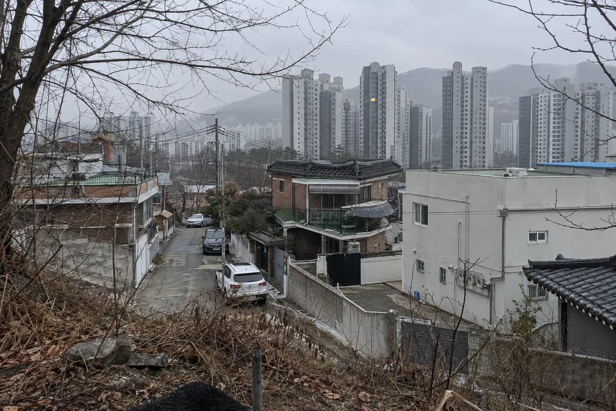 2026년 이사 방향을 정하기 전 이른 아침 한국 아파트 단지를 내려다본 풍경