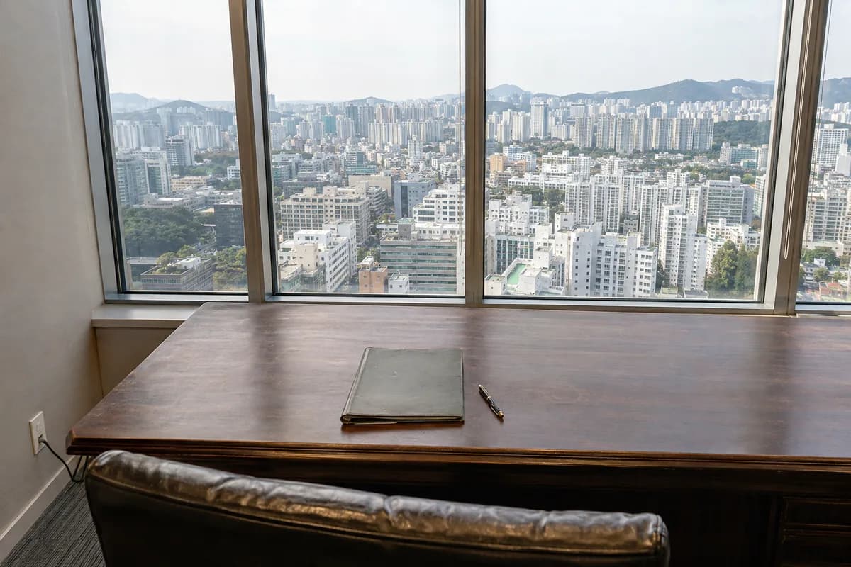 부자 사주가 말하는 감당하는 그릇을 떠올리게 하는 고층 집무실 통창 너머 도심 executive office city view