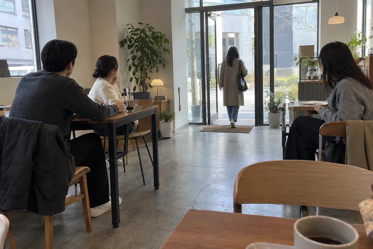 도화살 기운을 설명하려고 카페 창가에 서 있는 사람의 옆모습