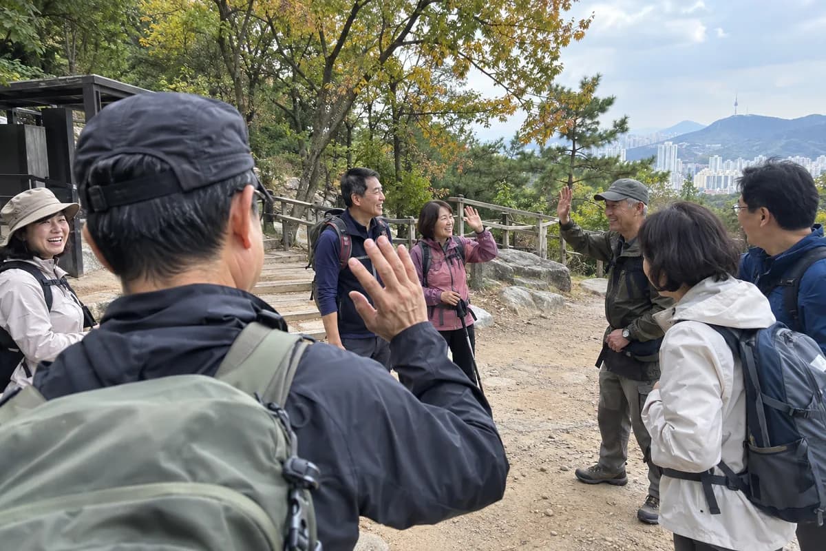 인복 없는 사주 대표 이미지, 산행을 마치고 서로 손을 흔들며 인사하는 등산 동호회 사람들 people around me