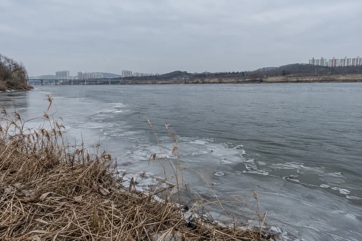 수 기운의 하반기 운세를 상징하는 얼기 직전 강가의 살얼음과 흐르는 물 river before freeze