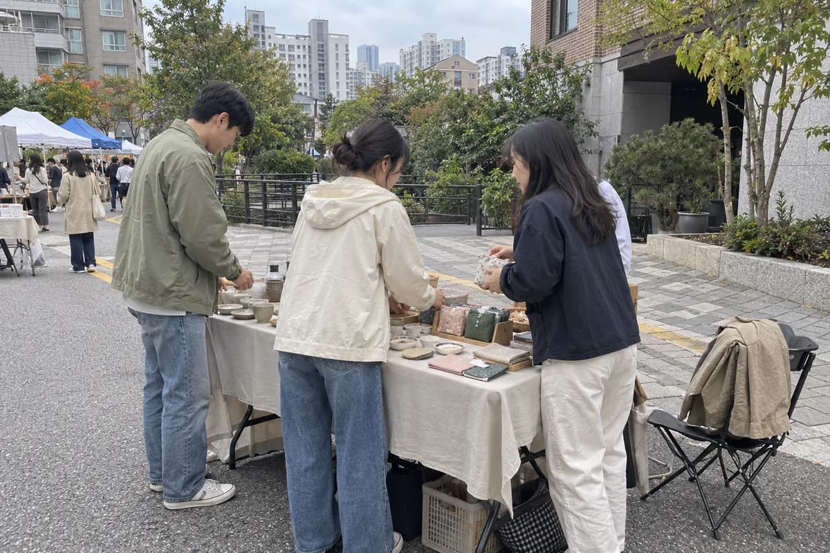 비견 대표 이미지, 플리마켓 부스를 나란히 함께 차리는 또래 친구들 standing side by side