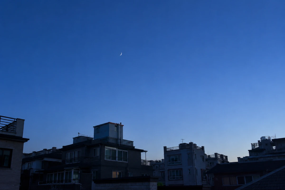 11월 손없는 날 개념 이미지, 해 질 녘 빌라 지붕 위에 뜬 초승달 counted by the lunar calendar